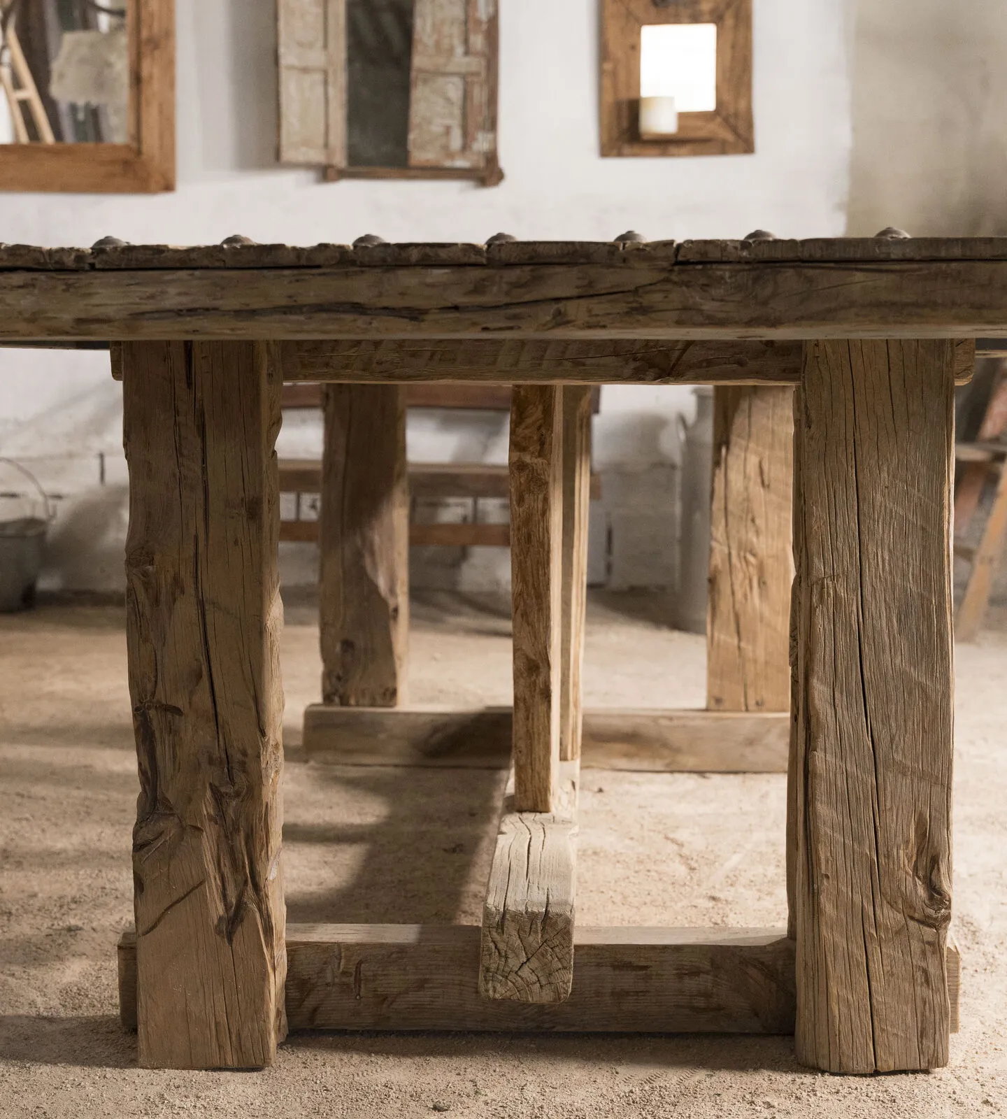 Mesa de comedor vista desde el extremo, con las patas macizas de viga