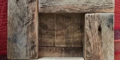 Detalle del marco rústico de tablas recuperadas