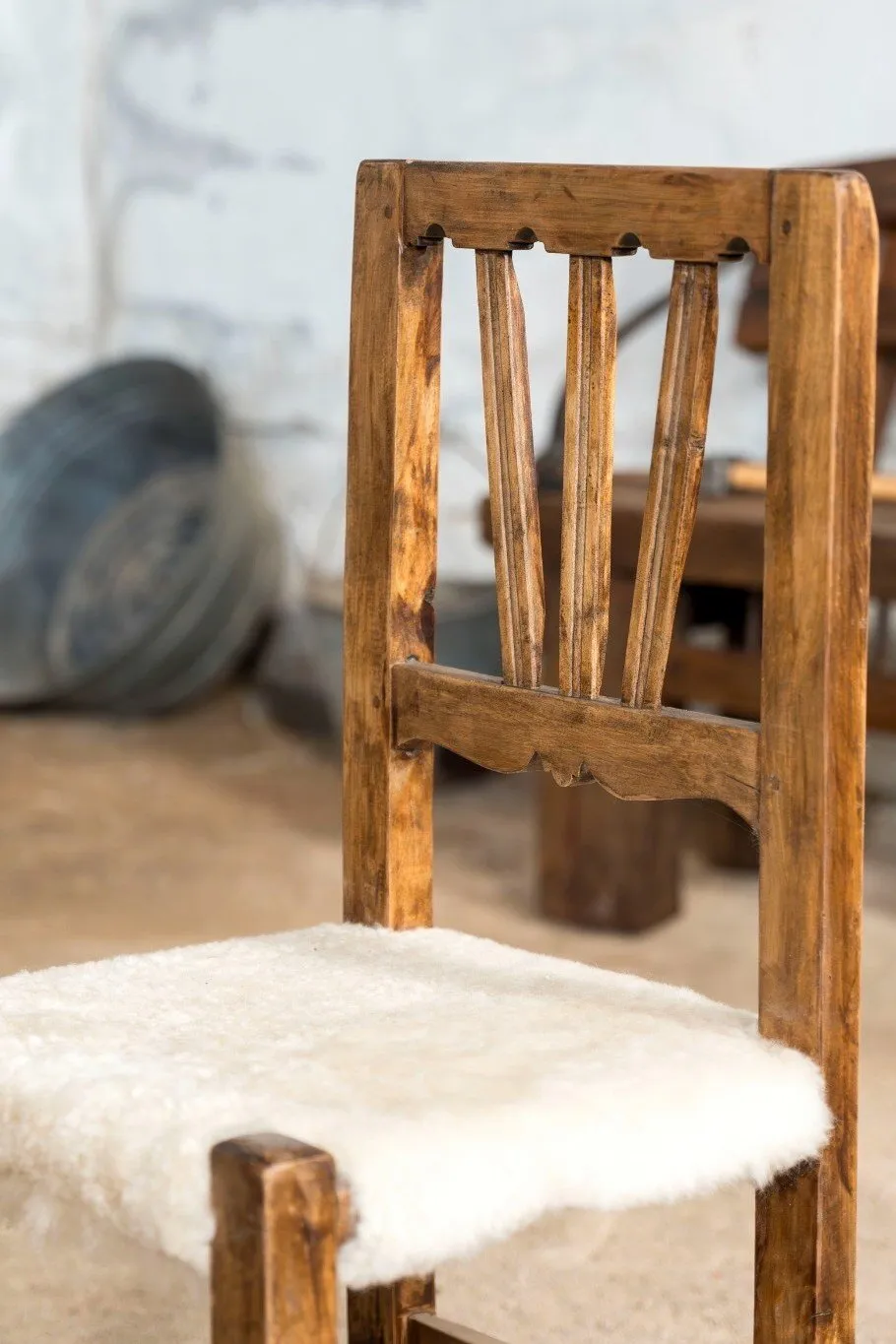 Detalle del respaldo tallado de la silla y el asiento de piel